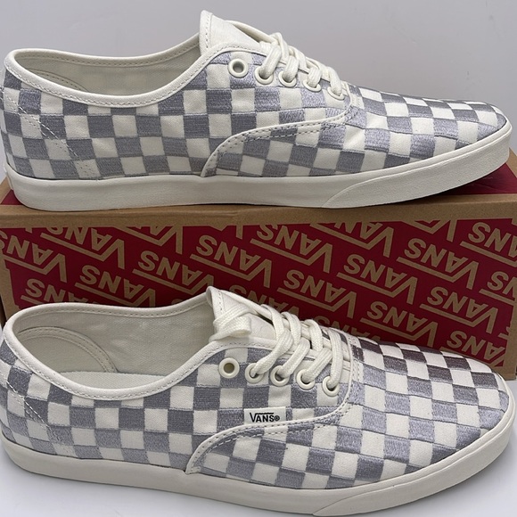 Vans WMNS Authentic Lowpro Embroidered Check Lunar R
VN000D047VF
Sneakers - Picture 2 of 16